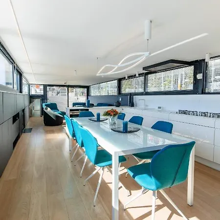 Peniche De Prestige A Avec Vue Sur La Citadelle - A L'abordage - By Voyages Copine Botel Namen